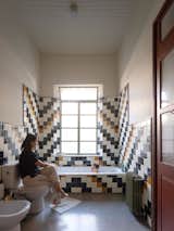 The bathrooms feature ceramic wall tiles by Noi Estudio.