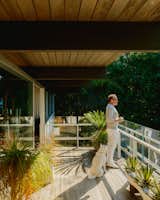 The Owner of an L.A. Neutra Doubles Its Living Space by Looking in the Unused Backyard - Photo 5 of 11 - 