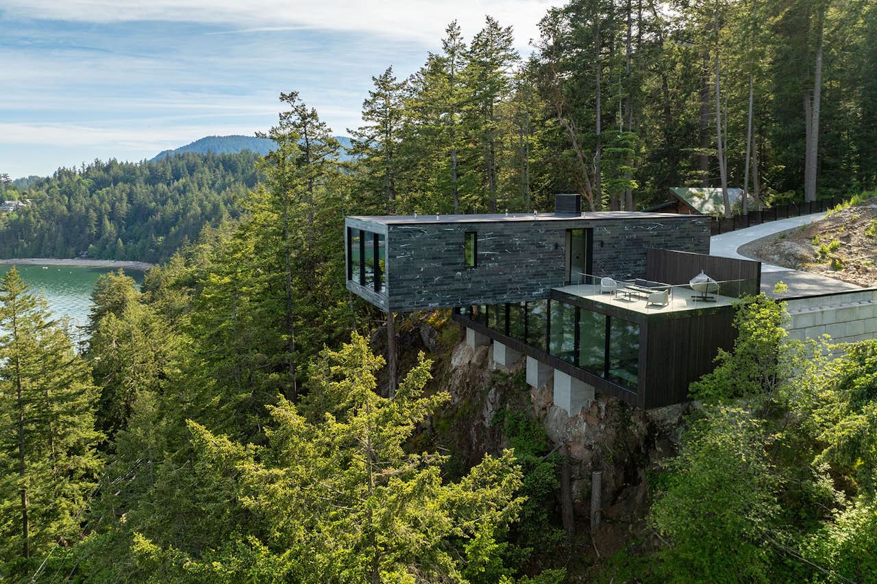 Floht Haus cantilevered facade