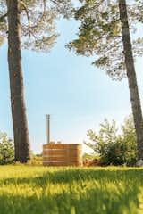 AlumiTubs’ wood-fired hot tub collection takes the cedar hot tub and upgrades it substantially, making sure that it stands the test of time aesthetically and functionally. Here, one stands close to a property in Lake Superior, Ontario, allowing for a private refuge in the landscape.