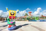 Kinder begegnen SpongeBob in Form einer Skulptur im Aqua Nick, dem Wasserpark des Resorts mit Wasserrutschen, Planschbecken und einem Strömungskanal.