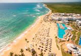 Zusätzlich zu seinen 460 Zimmern und einem thematischen Wasserpark bietet das All-Inclusive-Anwesen Nickelodeon Hotels & Resorts Punta Cana drei Pools, sieben Bars, sieben Restaurants und ein 13.200 Quadratmeter großes, indonesisch inspiriertes Spa mit einem Zen-Garten Massageliegen im Freien.