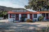 Das Topanga Motel, das 1929 von William Randolph Hearst zur Unterbringung von Arbeitern beim Bau des Pacific Coast Highway erbaut wurde, war eines der letzten Beispiele eines Bungalow-Motels im Bundesstaat.