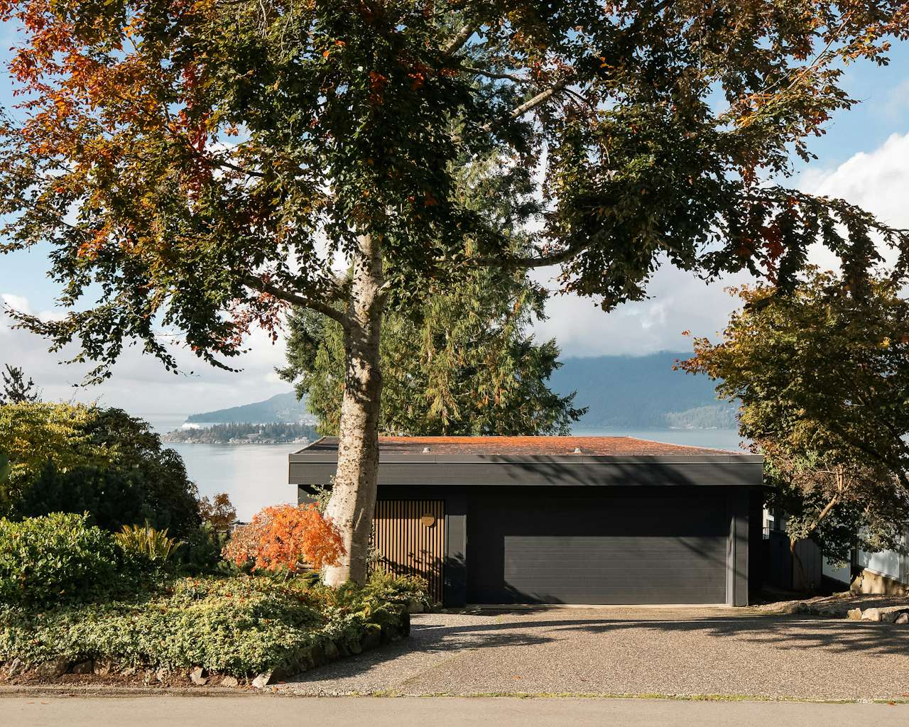 Courtyard House with ocean-view patio