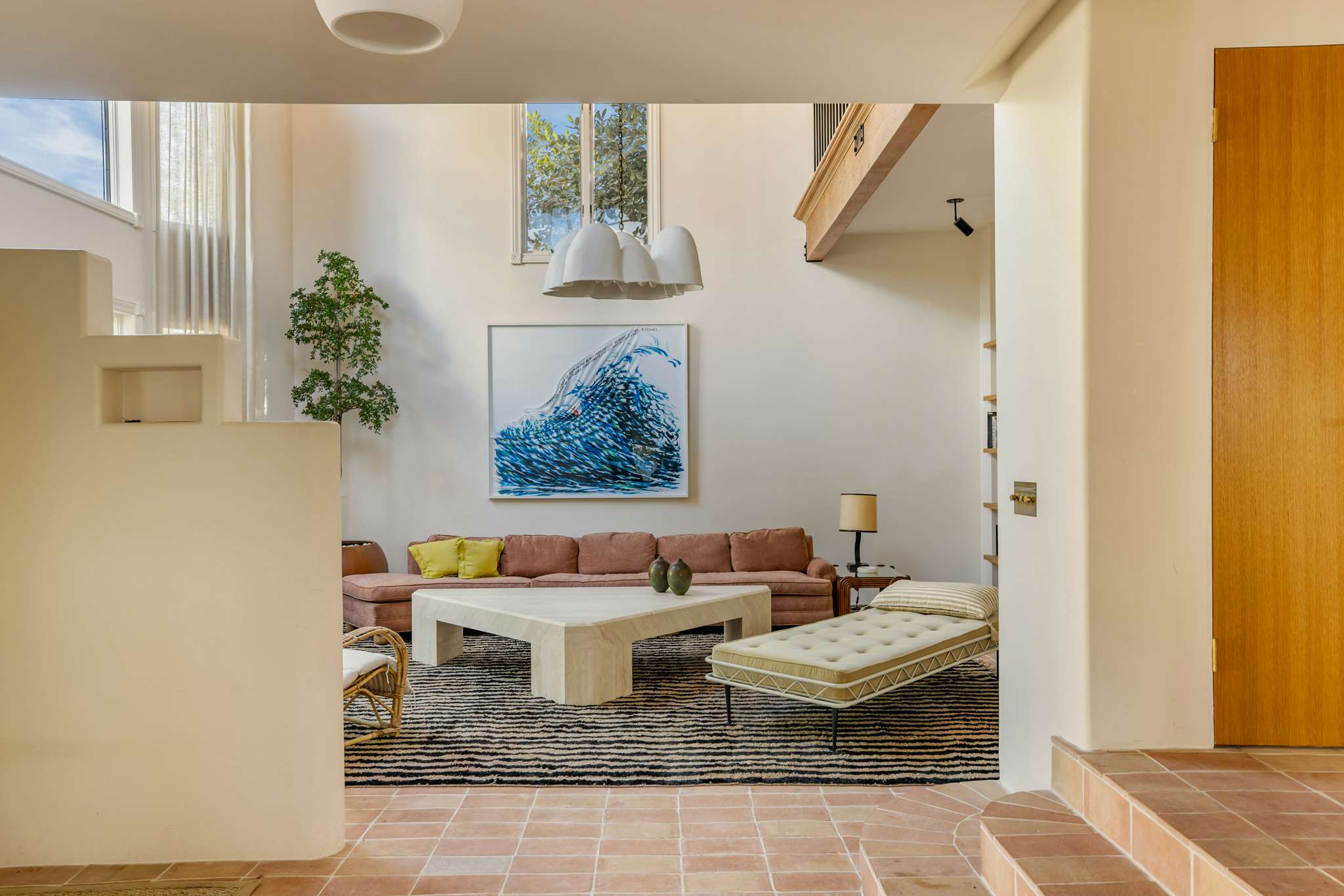 높은 창문을 통해 프라이버시를 보호하는 동시에 햇빛이 거실에 가득 들어옵니다.<BR>