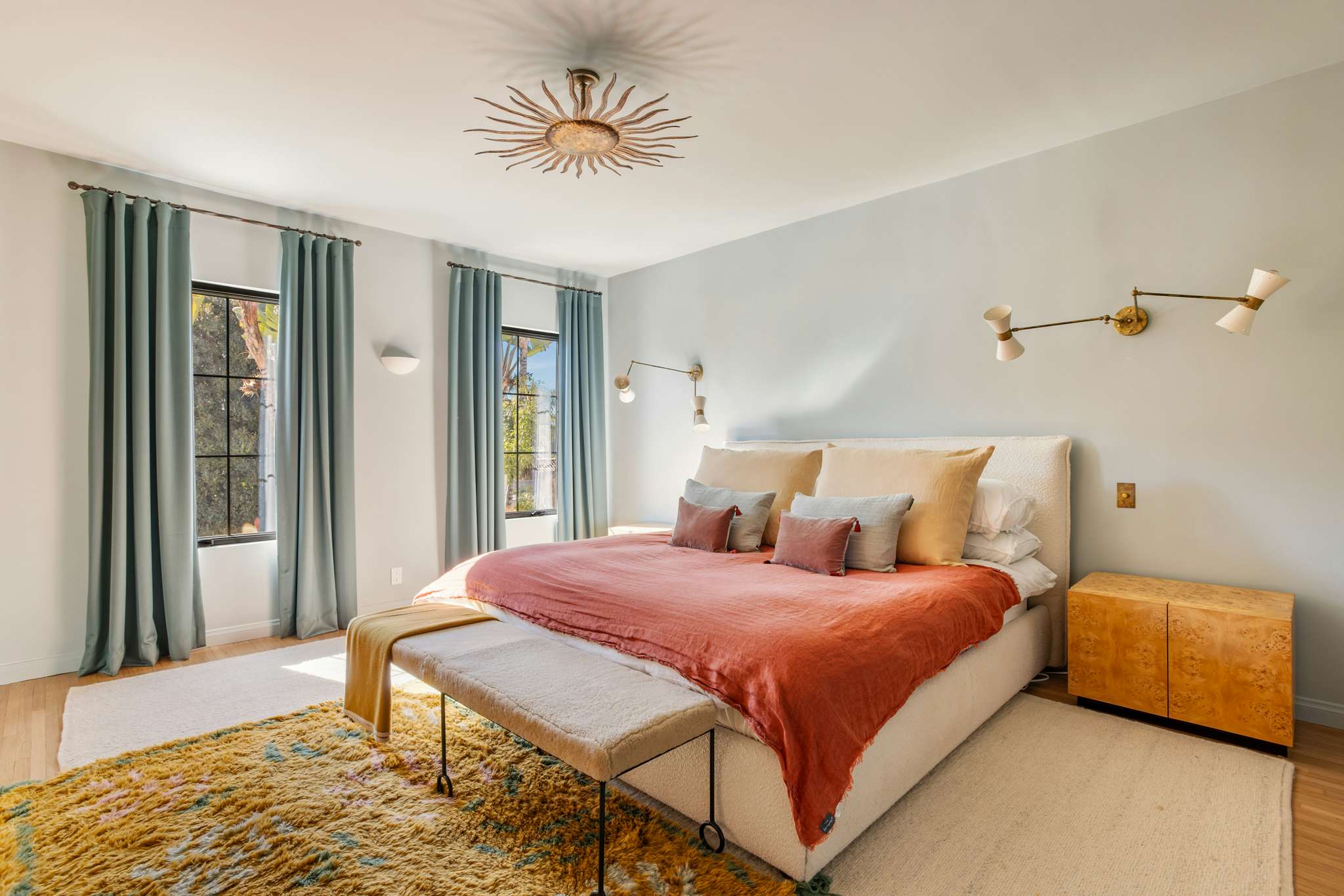 넷플릭스의 "Nobody Wants This"에 나오는 LA 주택이 380만 달러에 시장에 나왔습니다.<BR> - 사진 8/14 -