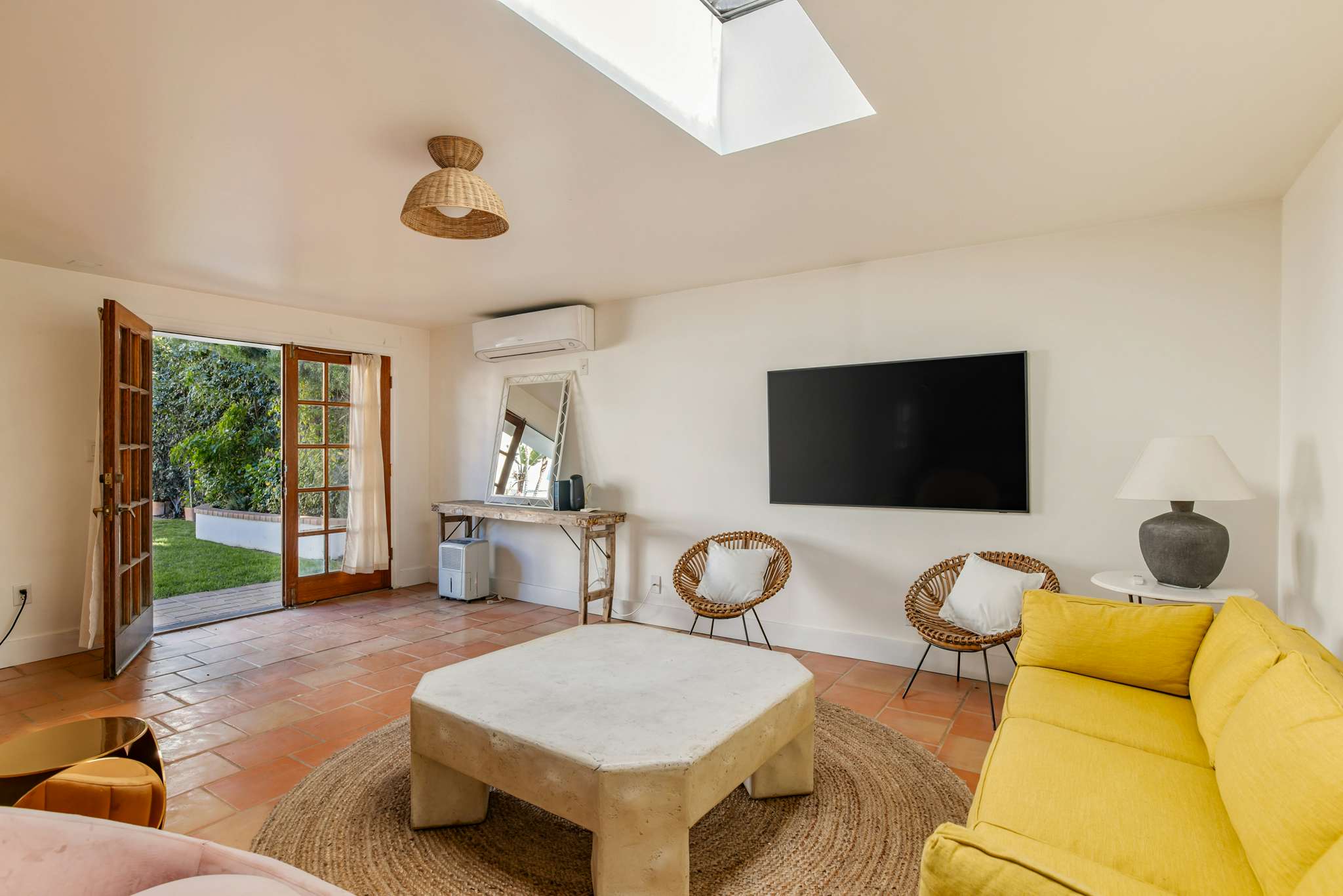 이 주택에는 뒷마당에서 접근할 수 있는 게스트하우스가 있습니다.<BR>