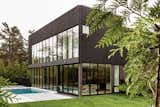 Wall-to-wall glazing on multiple sides of the home helps create a fluid indoor/outdoor experience, expanding the home’s usable square footage. For ultimate transparency, eliminating the corner post is also an option.