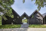 "Die Oberseite ist abgedeckt, öffnet sich jedoch auf der Einfahrt und ist am anderen Ende des Pools und am Rest des Grundstücks vollständig geöffnet." Sagt der Workshop/APD Associate Main Marshall aus dem neuen Haus in East Hampton. "Sie gehen also durch und erleben diese unglaubliche Sicht."