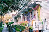 Die New Orleans -Schrotflintenhäuser zeichnen sich durch lange und schmale mit linearen Layouts und vorderen Veranden aus.