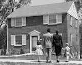 Die Familie steht vor den 1950er Jahren ohne Veranda.