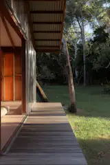 The garden pavilion’s suspended deck acts as an engawa.