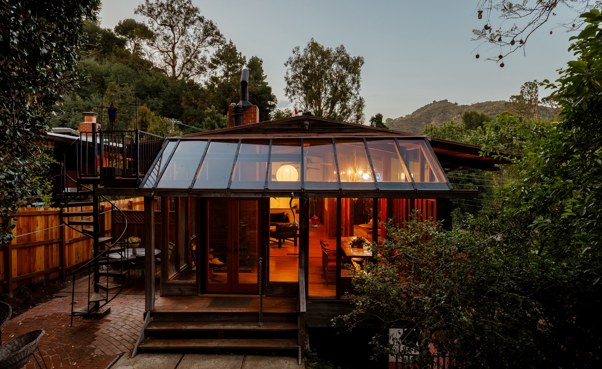 マックナイト「マスティク パビリオン」「Bel Air, California」 This $1.8M L.A. Midcentury Feels Like a Cabin-Greenhouse
