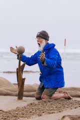 Bryan Watt aus Oregon City wundert sich seinen Sandball.