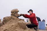 Ein Mitglied des Ozzymandias -Teams wird von Realistic Mario geschnitzt. Die Gruppe gewann den dritten Platz in der Masters Division.