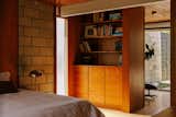 Strang restored the home’s built-in wood furnishings and reinstalled cork flooring to match Leedy’s original design. He also maintained the concrete masonry unit (CMU) walls and wood ceilings.