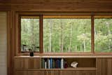 Every opening was designed to feel deliberate. Casement and picture windows from the Marvin Ultimate collection above the living room’s built-in shelving offers an eye-level view into the canopy.