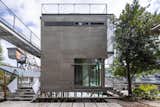 Das neue Haus ist ein zweistöckiges Familienhaus, das buchstäblich im Boden verwurzelt ist und jahrelang dort bleiben sollte.