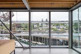 Große Fenster unterstreichen den Blick auf den Hafen.