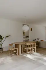 The table and chairs are from Life Interiors, an Australian furniture company. Facundo built a niche that perfectly fits the room’s air-conditioning unit, and doubles as a display.