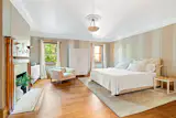 Bob Dylan Lived in This $3M Harlem Townhouse for Over a Decade - Photo 9 of 16 -