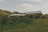The Stephens’ home sits lightly in the landscape, subtly blending with the vernacular architecture of both homes and farm buildings on the Isle of Skye in Scotland’s Inner Hebrides.