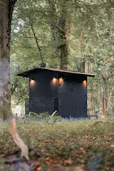 Opposite the facade with the window is a cold shower.