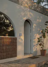 Ignacio envisioned arched doorways and windows that referenced the Art Deco style of his childhood home.