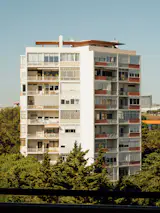 Nova Oeiras is not a gated community: anyone can wander through its parks, towers, and blocks. From the beginning, it was conceived with a central café and supermarket, and over time it has added other amenities like public tennis courts. Now protected patrimony, the complex’s facades and landscapes, luckily, can’t be changed.