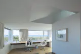 Many homes in the area are a single level since it’s easier to stay under the island’s 35-foot height limit. By creating a low-profile roof, La Dallman was able to include a second level.
