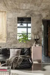 An opening in one of the walls brings light into the living space.
