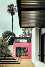 When collaborating with the homeowner on this project, Rudin referenced the case study houses of Southern California as well as the eclectic and experimental architecture of the ‘70s and ‘80s. He utilized vertical metal siding and bright colors to define spaces marked by art.