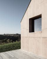 A Former Wine Press House Becomes a Modern Vineyard Home - Photo 5 of 14 - 