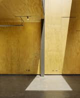 The walls are lined with a grid of plywood panels that can be rearranged as needed.

 #interior #interiorarchitecture #sanfrancisco #workshop #interstice #intersticearchitects #cesarrubio #cesarrubiophotography
  Photo 16 of 20 in Minna Street DREAM:shop by INTERSTICE Architects
