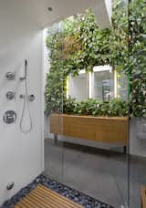 #BroadwayPenthouse #modern #midcentury #interior #inside #bathroom #shower #outdoor #green #wood #naturallight #detail #dynamic #glass #NewYork #JoelSandersArchitects