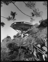 It's believed that for the initial design of the Chemosphere (1960) architect John Lautner and his client, a young aerospace engineer named Leonard Malin, were inspired by the Dymaxion House by R. Buckminster Fuller. Both houses were conceived as a polygon set atop a central post and held together by cables. At the time, Lautner was quoted in The New York Times proposing the Malin Residence as a prototype for "moderate-priced housing." Image courtesy © J. Paul Getty Trust. Getty Research
Institute, Los Angeles (2004.R.10). #iconic #losangeles #chemosphere #lautner #johnlautner #malinhouse #malin #fuller #buckminsterfuller #buckyfuller #dymaxion