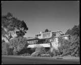 Dutch industrialist C. H. Van der Leeuw sponsored the VDL House in Silverlake as a research project, undertaken by Richard Neutra. The white-stucco house is broken by ribbon windows and boasts a rooftop solarium as well as as a sleeping porch off the living room. Image courtesy © J. Paul Getty Trust. Getty Research Institute, Los Angeles (2004.R.10). #iconic #silverlake #neutra #richardneutra #VDL 