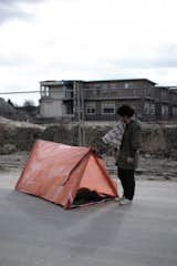 #jeonghwaseo #tent #selfsupported #color #modern #design #outdoor #exterior #moderndesign #alternativeliving #camp #home #shelter #youngshinsim #plastic #velcro #climate #2009