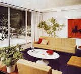 Florence Knoll seating designs installed in the office of Cowles Publications, where a sculptural Saarinen coffee table takes center stage. Image from the Knoll Archive.