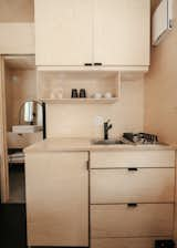 A small kitchenette can be installed between the living room and the bathroom, with a small stove and sink.