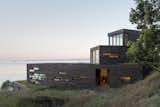 Top 5 Homes of the Week That Are Strongly Connected to Bodies of Water - Photo 1 of 6 - 