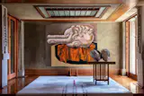 As part of their 2023 site-specific installation Entanglements, Louise Bonnet’s oil painting Hollyhock Gold&nbsp;is paired with conjoined vessels by Adam Silverman set atop a Wright-designed table in the alcove off the living room.