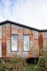 Micro-corrugated zinc sheets were used on the areas most exposed to rain and wind, treated so that the finish was rusty, but not uniformly so. "After many tests I did in my house, I managed to find a technique to oxidize the material and achieve the patina we were looking for," says Sánchez.
