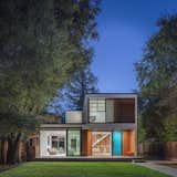 This two-story Connect 12 was sited on a narrow, non-conforming lot in Menlo Park, California. Beneath towering heritage oaks, the 12-module home was positioned to engage with the generous front yard, and create seamless indoor/outdoor dining and living spaces.
