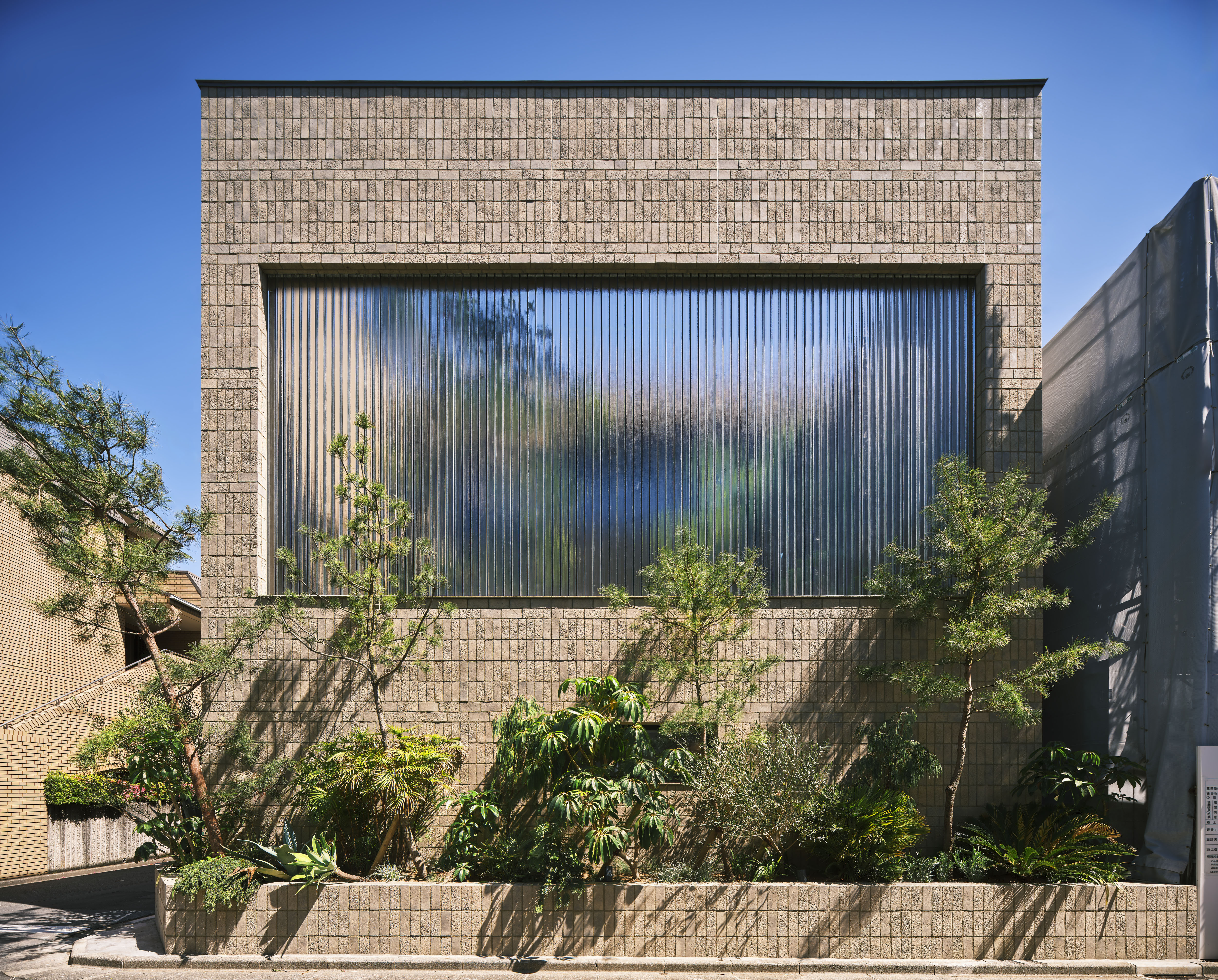 In This Tokyo Home, a Secret Garden Thrives Behind a Cascade