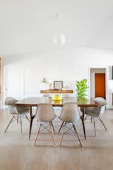 The dining room continues the home’s midcentury aesthetic. 