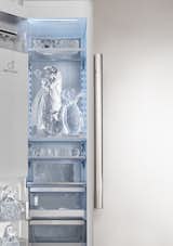Our SmartSpace System™ is built
into the freezer door, giving you
even more room for storage.