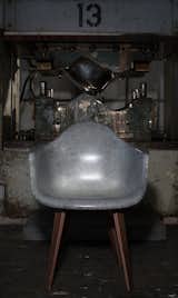 Case Study® Fiberglass Arm Shell in Ghost with Spyder Base.
Made in California by Modernica