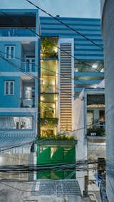 In the evening, the bright green front facade of the micro home glows, bringing to mind nature and a sense of fantasy.&nbsp;