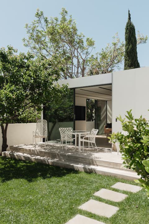 Photo 2 Of 11 In In Los Angeles A 900 Square Foot Prefab ADU Brings photo-2-of-11-in-in-los-angeles-a-900-square-foot-prefab-adu-brings